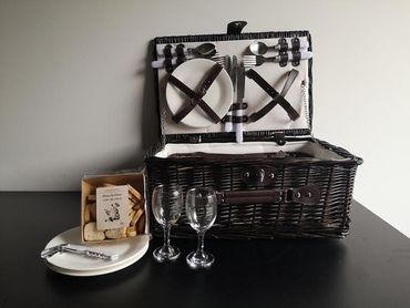 Picknick Koffer | 4 Personen | Weidenkorb dunkel | Picknick | Sommer | Geschenkidee 