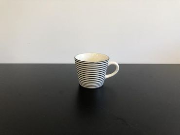 Tasse mit Henkel | weiss & schwarz gestreift | Stripes | Geschirr