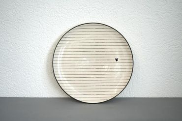 Teller | weiss & schwarz gestreift | mit grauem Herz | Geschirr | ø 27.5cm