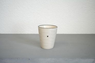Tasse ohne Henkel | weiss & schwarz gestreift | mit grauem Herz | Geschirr
