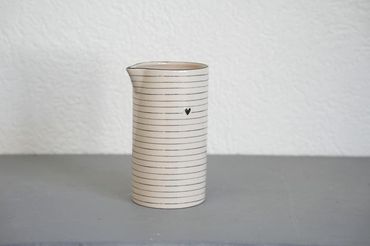 Krug | weiss & schwarz gestreift | mit grauem Herz | Geschirr | 0.7L