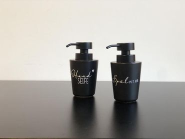 Seifenspender schwarz "Spül mit mir"
