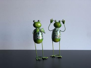 Froschdame | Metall | Hände nach oben | Hände vor der Brust | Sommer