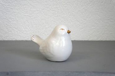 weisser Vogel mit Goldakzenten