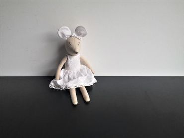 Maus Maya im Sommerröckli in einem Säckli