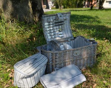 Picknick-Korb grau, mit herausnehmbarer Kühltasche, inkl. Picknick-Decke