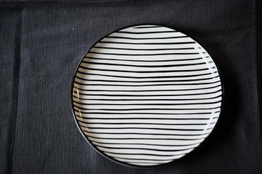 Teller | weiss & schwarz gestreift | Frühstücksteller | Stripes | Geschirr | ø 19.5cm