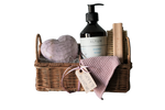 Kleines Geschenk mit Seife, Bürste, einem Holzherz und Lappen - ausdekoriert