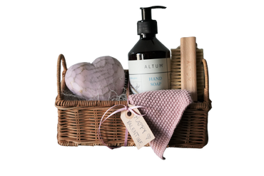 Kleines Geschenk mit Seife, Bürste, einem Holzherz und Lappen - ausdekoriert