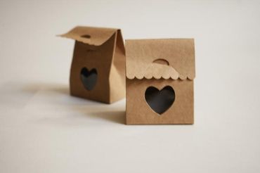 Kartonböxli | Kartonbox mit Herz | braun | gewellter Rand | Geschenkverpackung | Geschenkkiste