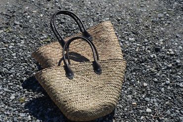 Tasche mit dunklen Rundlederhenkeln