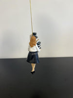 Frau mit Geschenke Hängerli