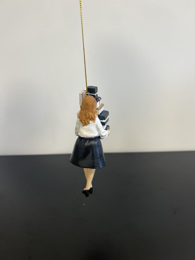 Frau mit Geschenke Hängerli