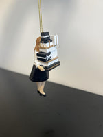 Frau mit Geschenke Hängerli