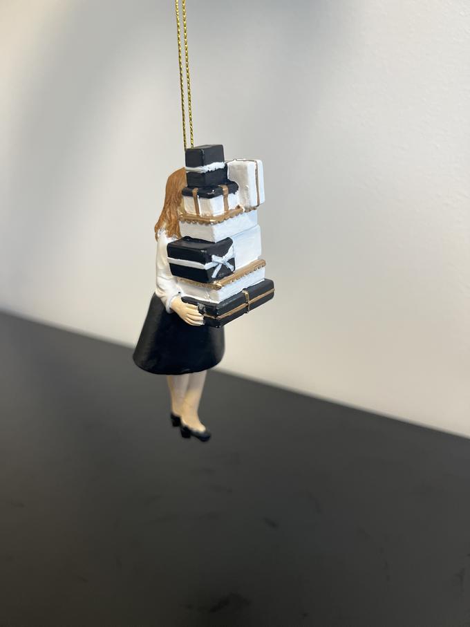 Frau mit Geschenke Hängerli
