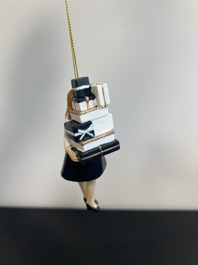 Frau mit Geschenke Hängerli