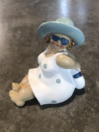Beach Lady | Dekofigur | Sommer | blau - weiss | sitzend | Rettungsring