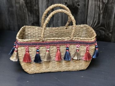 Tasche mit bunten Quasten