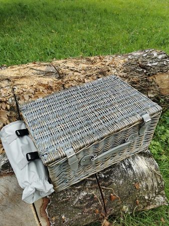Picknick-Koffer grau - gefüllt für 4 Personen mit Lederverschluss