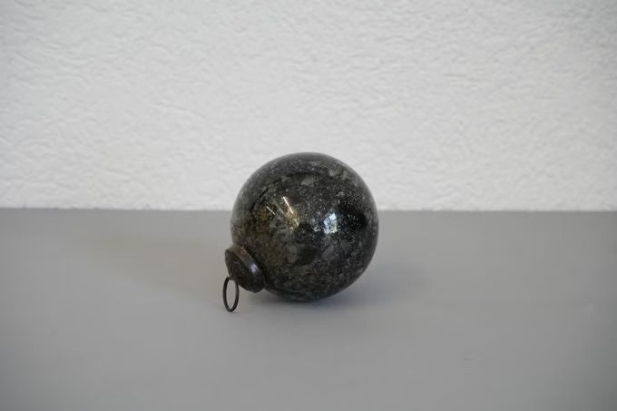 Weihnachtskugel schwarz mit Glitzerelementen